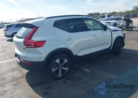 2025 Volvo Xc40 B5 Plus Dark Theme z USA, uszkodzony, nr VIN YV4L12UC2S2476880